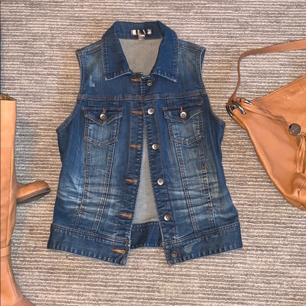 ⚜️LOVE 21 ⚜️ Sleeveless Denim Jacket